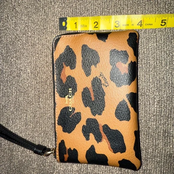 Coach Leopard Print Wristlet Wallet | Zip Around | Card Holder - Picture 4 of 5